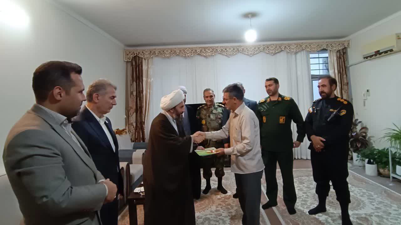 تجلیل مسئولان خوی از دو آزاده سرافراز