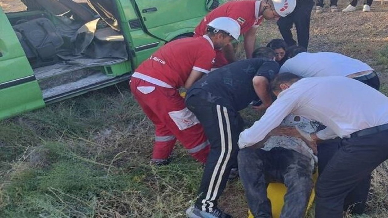 ۱۰ مصدوم در حادثه واژگونی ون در محور تسوج - سلماس