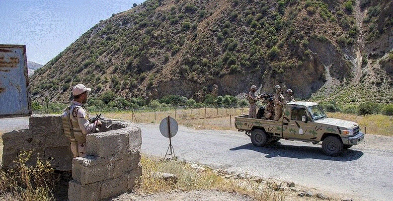 مرزبانان هنگ مرزی ارومیه از عبور ۲۴ عابر غیرمجاز از نوار مرزی جلوگیری کردند