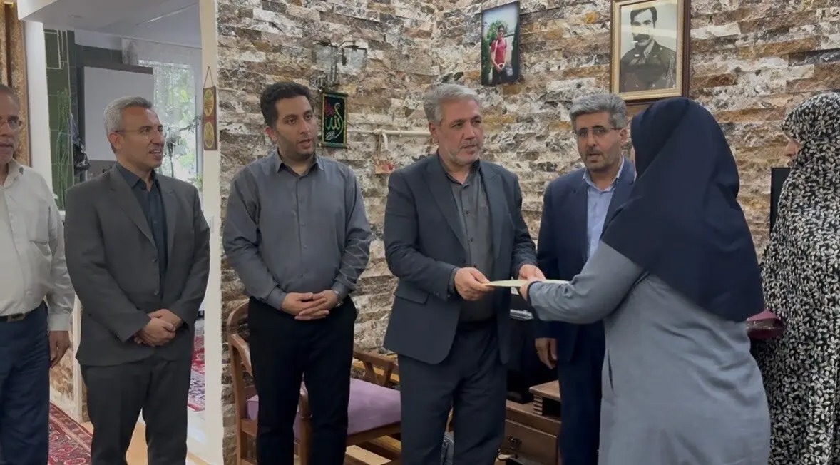 دیدار فرماندار ارومیه با خانواده شهدای شاغل در فرمانداری