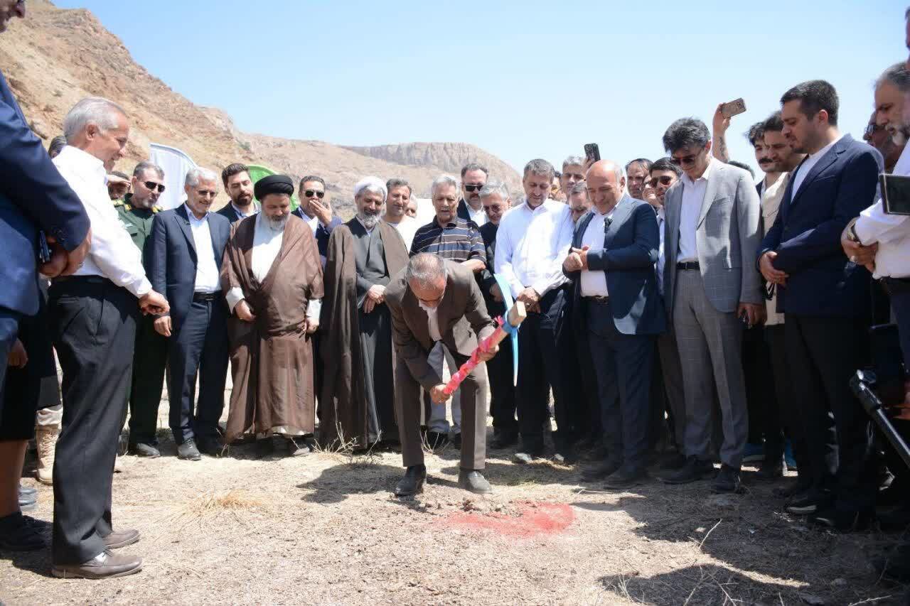کلنگ‌زنی بیمارستان تخصصی بین‌المللی بهمن ماکو در ادامه سفر دبیر شورای عالی مناطق آزاد