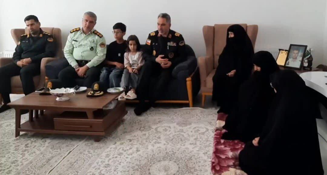 دیدار فرمانده انتظامی آذربایجان غربی با خانواده شهید عیسی شمس نجار در میاندوآب