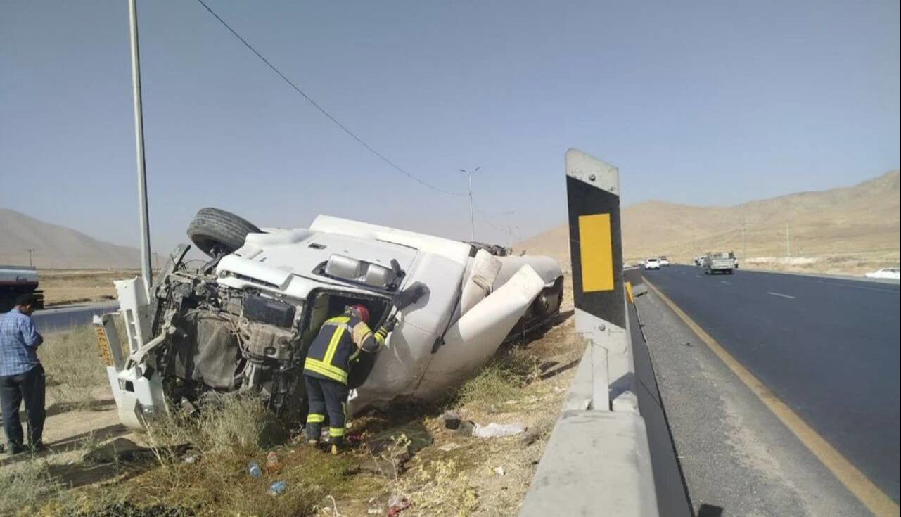 واژگونی تانکر حامل مایع سوخت در جاده اراک ـ ملایر