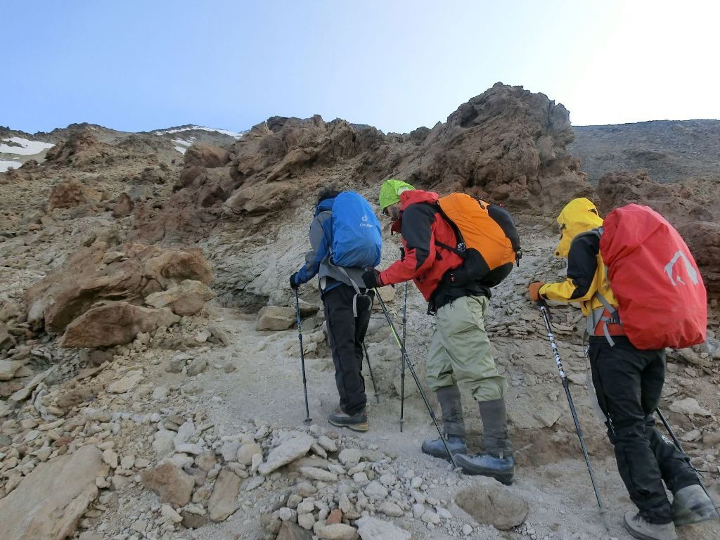 تیم ۱۰ نفره کردستان برای جست‌وجوی کوهنورد سنندجی به دماوند اعزام شده بود