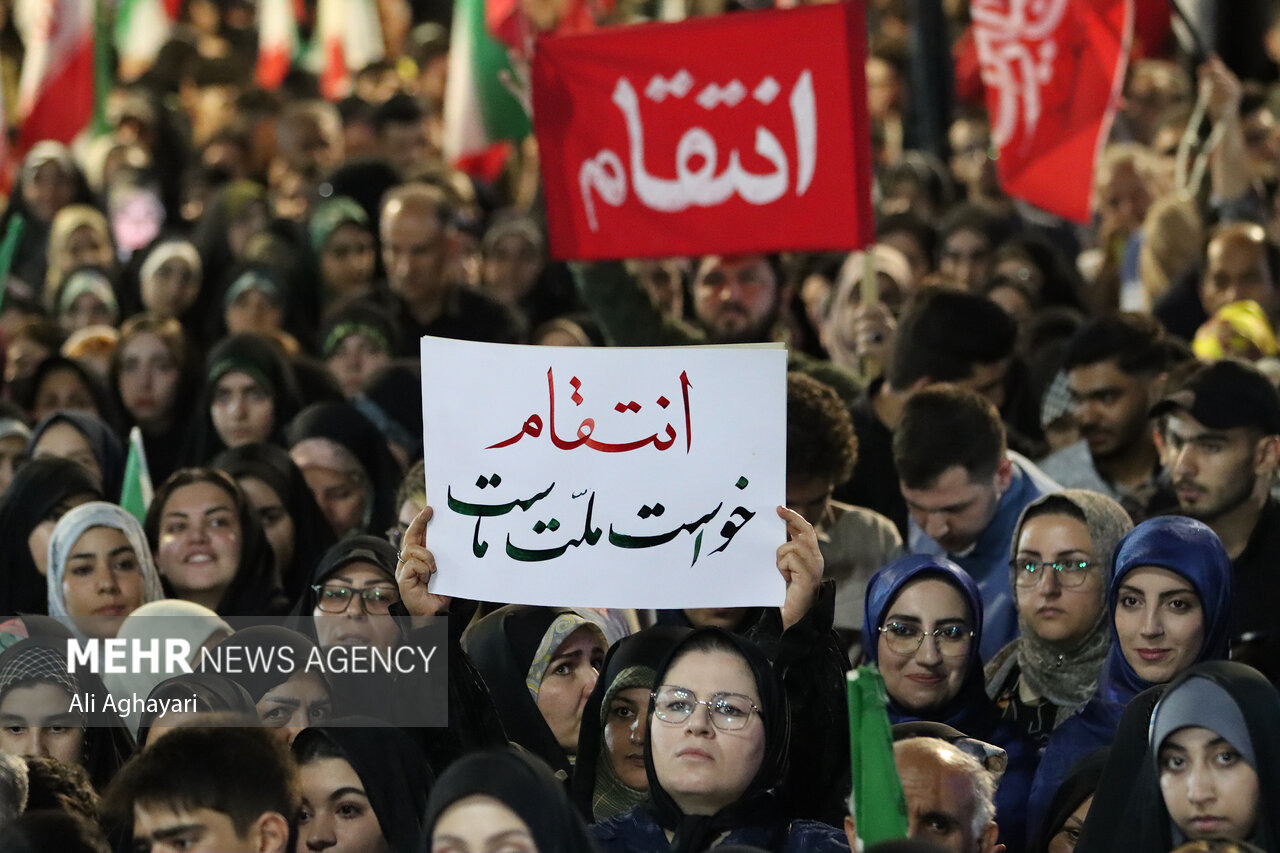 تجمع شبانه مردم سلماس در خونخواهی رهبر شهید در موج ۲۱۲