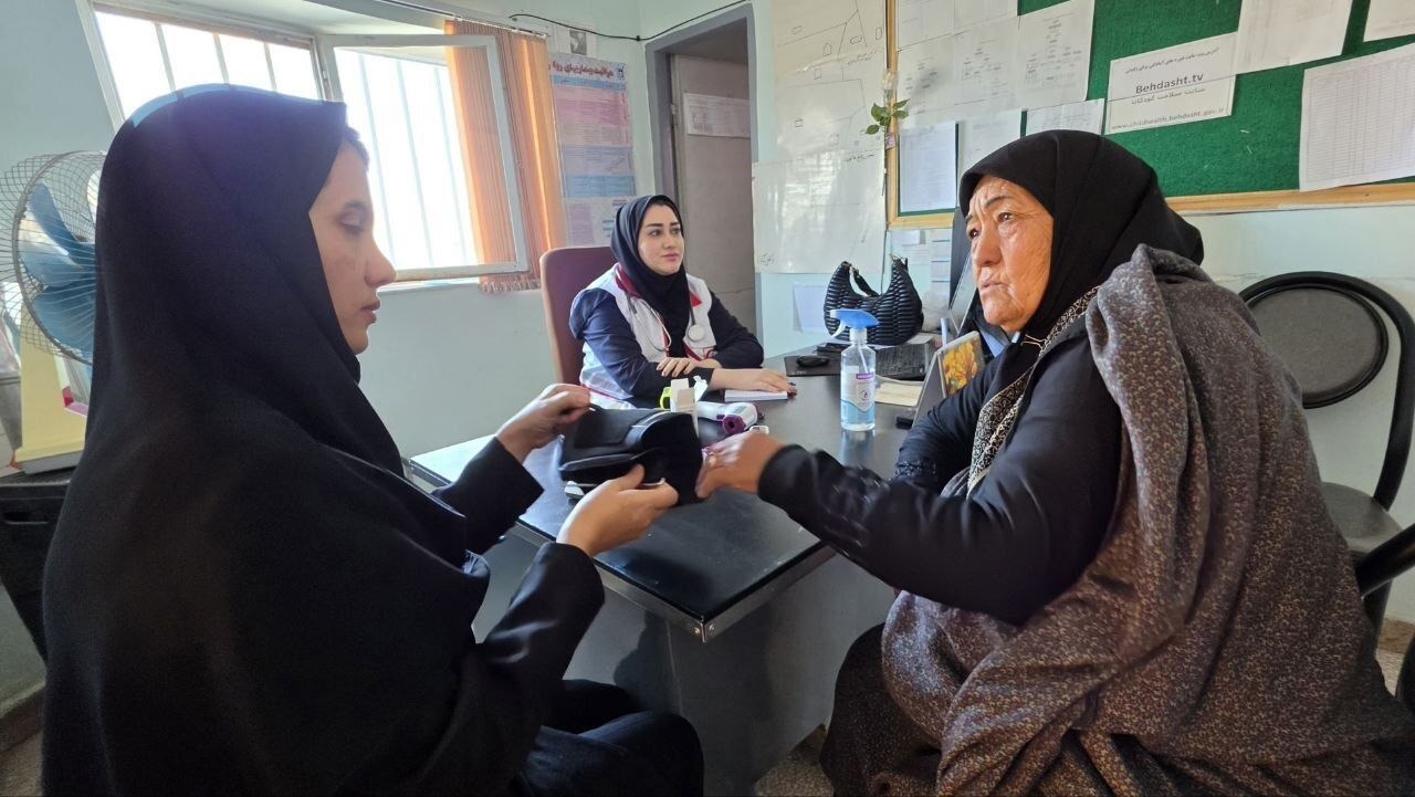 ارائه خدمات درمانی رایگان هلال احمر در چایپاره آذربایجان غربی