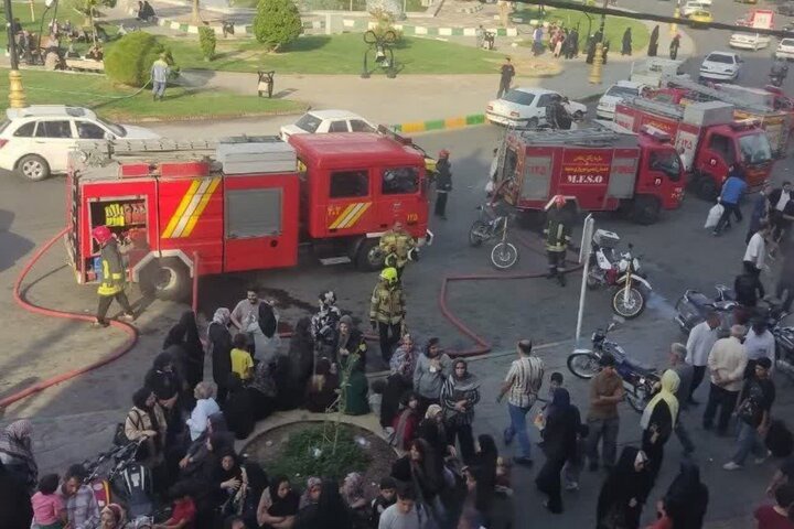حریق انباری مجتمع تجاری در مشهد؛ تخلیه ۱۰۰ نفر از ساکنان