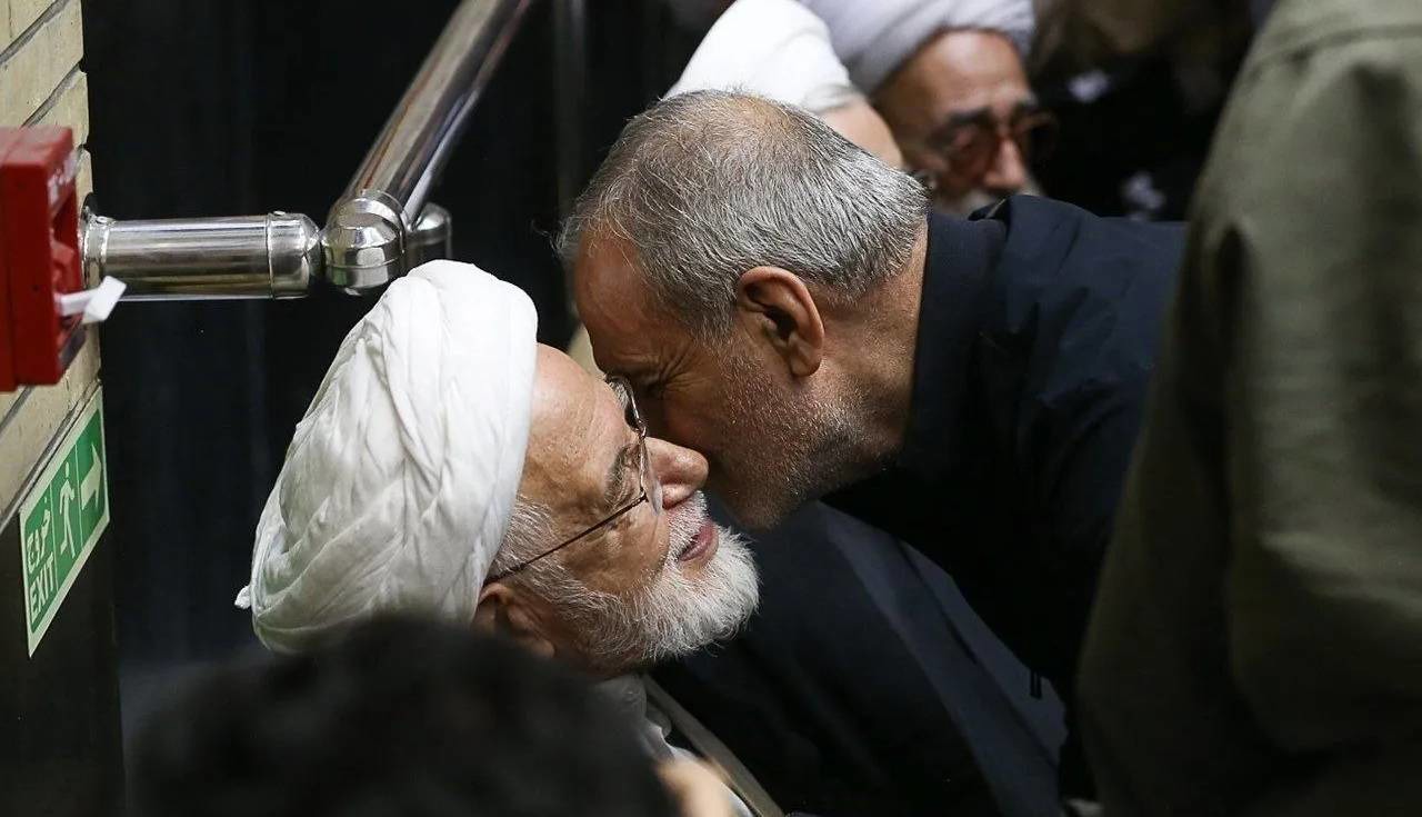 عصر ایران نوشت: درنگی بر روبوسی رییس جمهور با شیخ سابقاً محصور