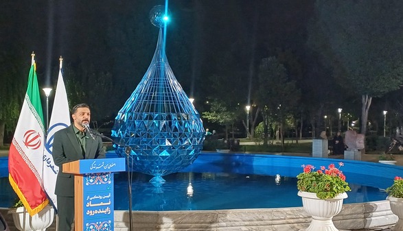 نماد زاینده‌رود در کنار پل خواجوی اصفهان رونمایی شد