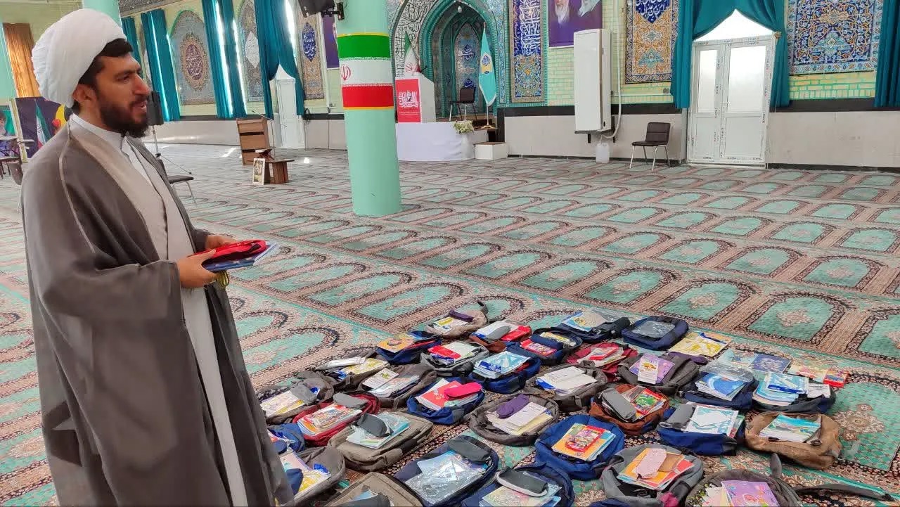 توزیع ۴۰ بسته لوازم التحریر و کیف بین دانش آموزان نیازمند تکابی