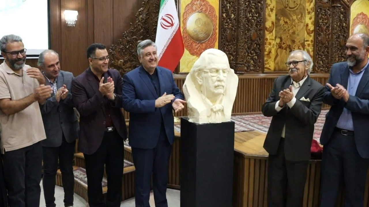 رونمایی از تندیس استاد منصور حمیدی در اختتامیه تئاتر استانی رویش