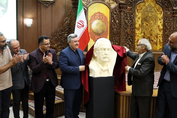 رونمایی از تندیس «منصور حمیدی» در اختتامیه تئاتر استانی «رویش»