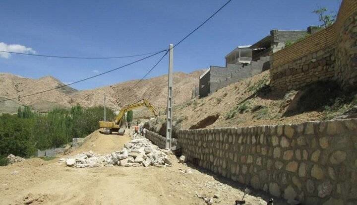 اجرای دیوار سنگی برای کاهش خطر سیلاب در روستای دشت‌بو در دامغان