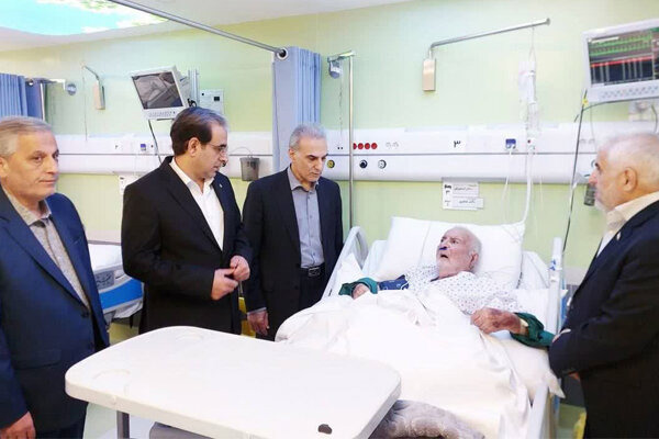 عیادت معاون سیاسی اجتماعی استاندار آذربایجان شرقی از پدر شهیدان صبوری