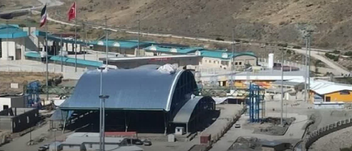 رشد ۴۸ درصدی تردد ناوگان باری و ۱۲ درصدی مسافران در پایانه مرزی رازی