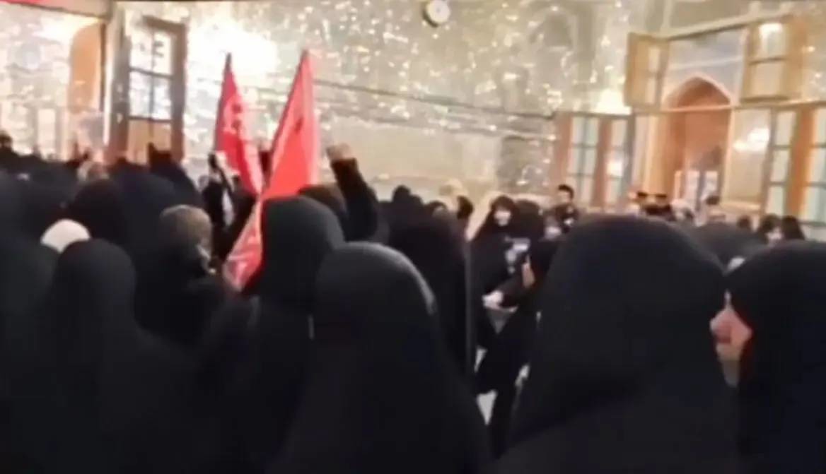 هیاهو در حرم؛ انتقاد «جمهوری اسلامی» از شعارهای سیاسی در حرم امام رضا