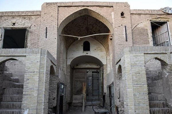 کاروانسرای کوزه‌گران کرمان ترک خورد؛ بنای تاریخی محل تجمع معتادان