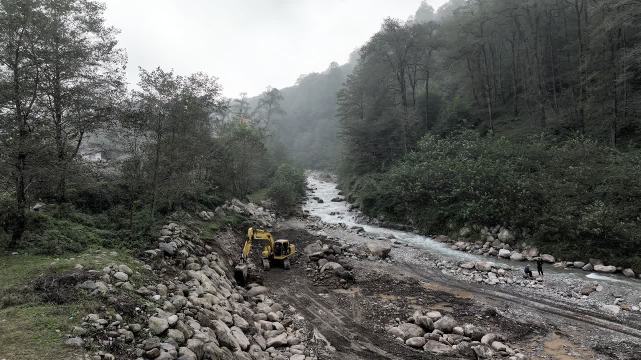 ساخت دیوار حفاظتی رودخانه تلار مازندران