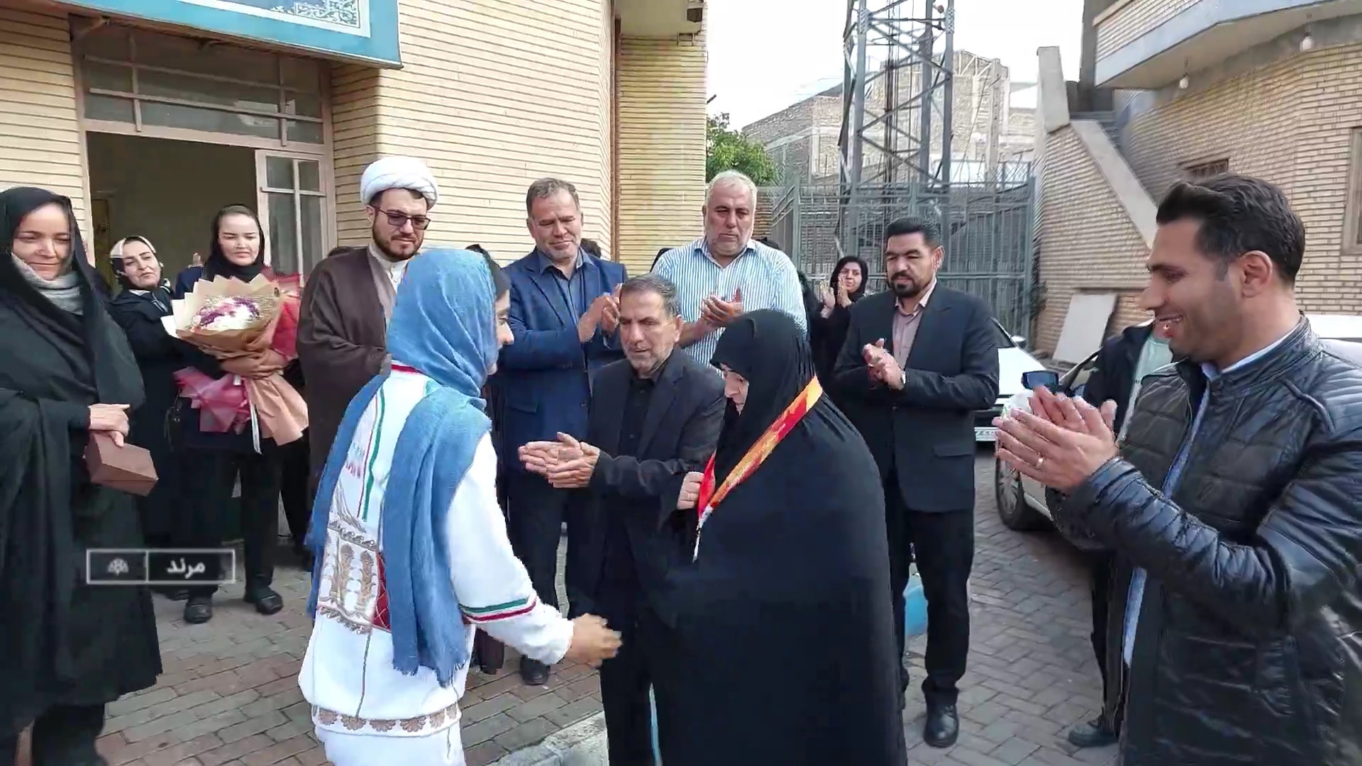اهدای مدال نقره پاراآسیایی زهرا رحیمی به خانواده شهید روحی در مرند