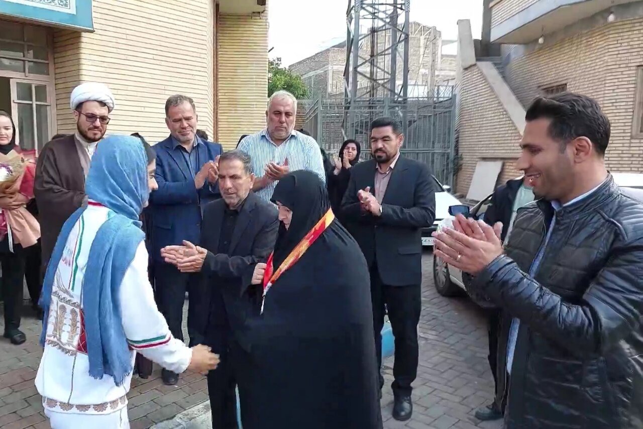 مدال نقره پاراآسیایی زهرا رحیمی به خانواده شهید روحی در مرند اهدا شد