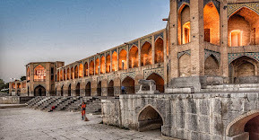 زن سوییسی با سبد حصیری در یکی از روستاهای ایران؛ سال ۵۵